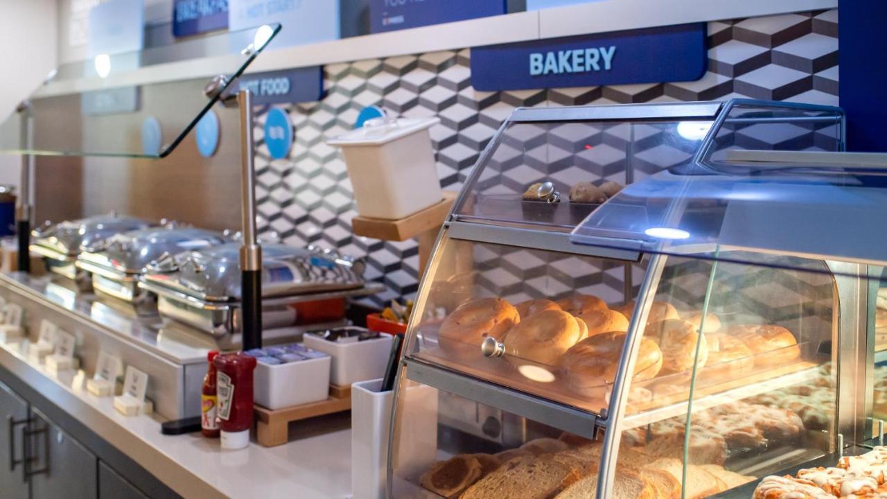 Holiday Inn Express Hickory - Hickory Mart By Ihg Bagian luar foto
